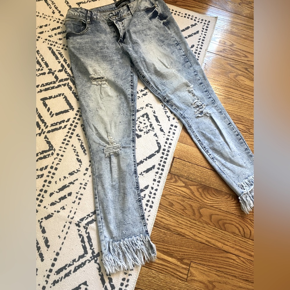 FRAYED ANKLE DENIM